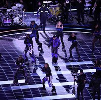 Penampilan tersebut turut menandai peluncuran sepatu roda buah kolaborasi Usher bersama Riedell Skates, dan Liberty Ross, salah satu pendiri arena Flipper’s Roller Boogie Palace. Mereka membuat sepatu roda yang terbuat dari kombinasi material kulit dan suede dengan aksen berwarna biru. (Foto: Michael Reaves/Getty Images)