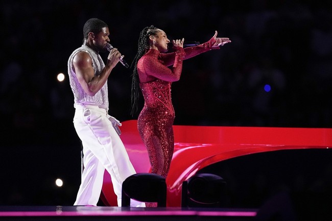 “Kami memulainya dengan overcoat dramatis yang indah dengan hiasan kristal dan beadwork, dan ornamen lain yang  mewah,” ujar Tanja Caldwell, stylist yang menangani gaya Usher di Halftime Super Bowl 2024. Sarung tangan senada turut melengkapi gayanya sebagai bentuk penghormatan untuk Michael Jackson. (Foto: AP Photo/Eric Gay)