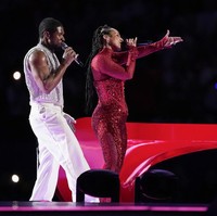 “Kami memulainya dengan overcoat dramatis yang indah dengan hiasan kristal dan beadwork, dan ornamen lain yang  mewah,” ujar Tanja Caldwell, stylist yang menangani gaya Usher di Halftime Super Bowl 2024. Sarung tangan senada turut melengkapi gayanya sebagai bentuk penghormatan untuk Michael Jackson. (Foto: AP Photo/Eric Gay)