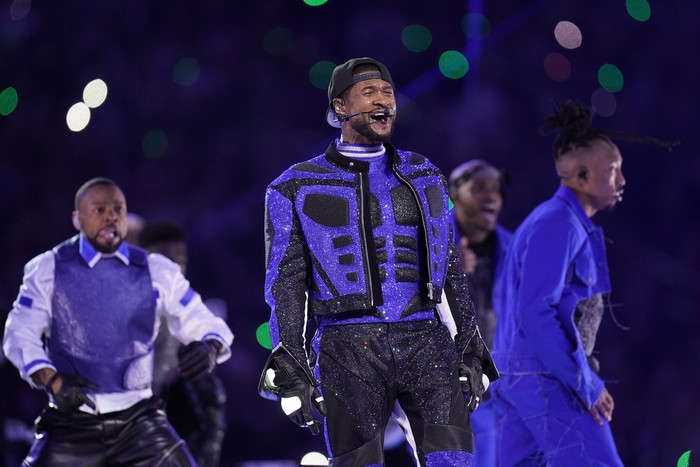 Gaya Usher di Super Bowl Halftime 2024 Usher performs during halftime of the NFL Super Bowl 58 football game Sunday, Feb. 11, 2024, in Las Vegas. (AP Photo/Steve Luciano)