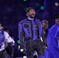 Usher kemudian mengganti kostumnya dengan kreasi Off-White yang dirancang khusus oleh direktur kreatif label tersebut, Ib Kamara, dan Tanja. Kali ini, busananya menyerupai pebalap versi futuristis ala cerita fiksi Tron. (Foto: AP/Steve Luciano)