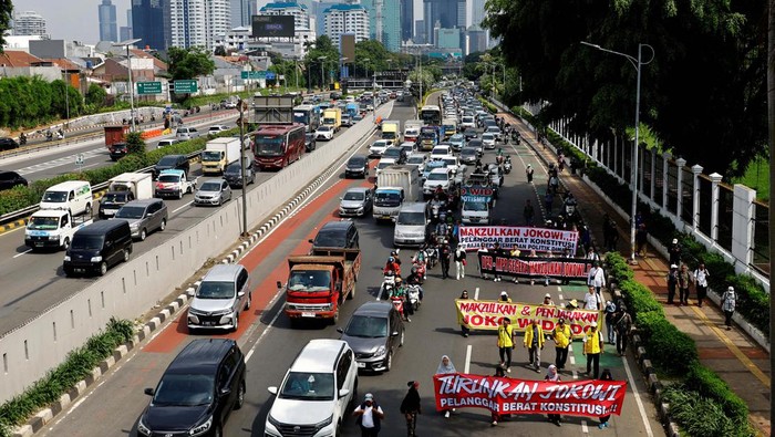 Gerakan Aksi Pemakzulan Jokowi Geruduk DPR Policem officers block pro-government protesters as they approach anti-government protesters holding a rally demanding a fair election, outside the Indonesian parliament in Jakarta, Indonesia, February 12, 2024. REUTERS/KimΒ Kyung-Hoon