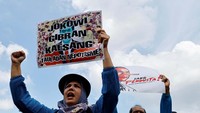 Mereka menuntut 3 hal, menuntut DPR RI untuk segera memulai proses pemakzulan Presiden Jokowi.  