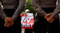 Kedua, menuntut Jokowi untuk mundur dan meminta aparat mengusut tindak pidana kepada Jokowi perihal korupsi, nepotisme, dan penyebaran berita bohong.  