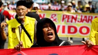 Ketiga, meminta masyarakat untuk ikut andil dalam upaya pemakzulan ini.  