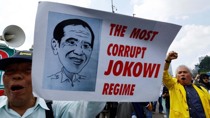 Policem officers block pro-government protesters as they approach anti-government protesters holding a rally demanding a fair election, outside the Indonesian parliament in Jakarta, Indonesia, February 12, 2024. REUTERS/Kim Kyung-Hoon
