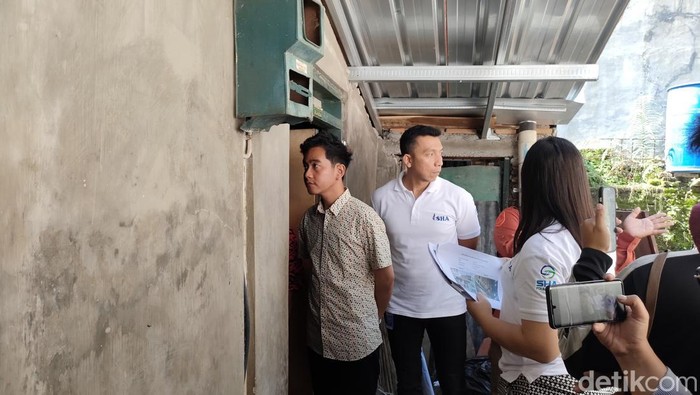 Wali Kota Solo Gibran Rakabuming Raka meninjau lokasi RTLH, Senin (12/2/2024).