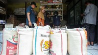 Diketahui harga beras medium sudah mendekati Rp 14.000 per kg dan beras premium nyaris Rp 16.000 per kg. 