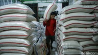 Harga tersebut sudah jauh melampauiharga eceran tertinggi yang ditetapkan pemerintah, berkisar Rp 10.900 - Rp11.800 per kg medium dan Rp 13.900-14.800 per kg premium, tergantung zona masing-masing. 