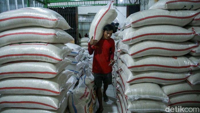 Harga beras mulai merangkak naik sejak November 2023. Kini harga beras medium dan premium telah melampaui harga eceran tertinggi yang ditetapkan pemerintah.