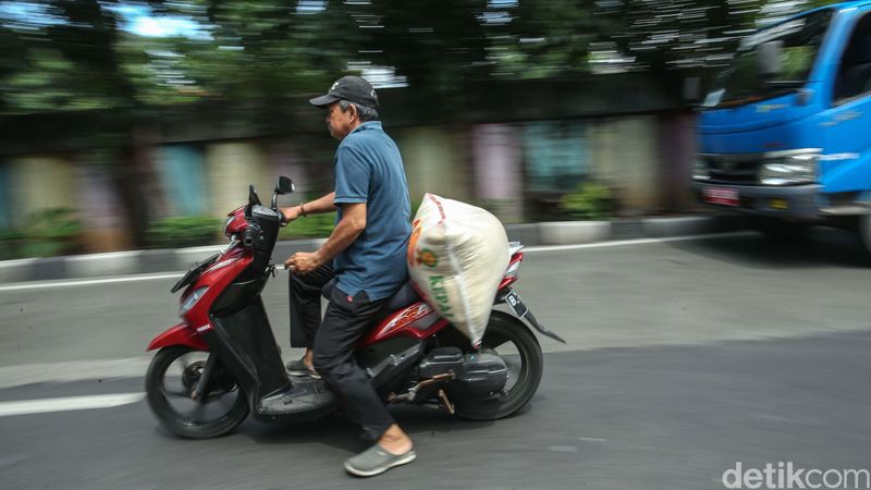 Harga beras mulai merangkak naik sejak November 2023. Kini harga beras medium dan premium telah melampaui harga eceran tertinggi yang ditetapkan pemerintah.