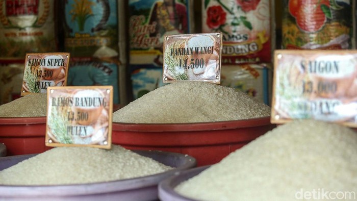 Harga beras mulai merangkak naik sejak November 2023. Kini harga beras medium dan premium telah melampaui harga eceran tertinggi yang ditetapkan pemerintah.