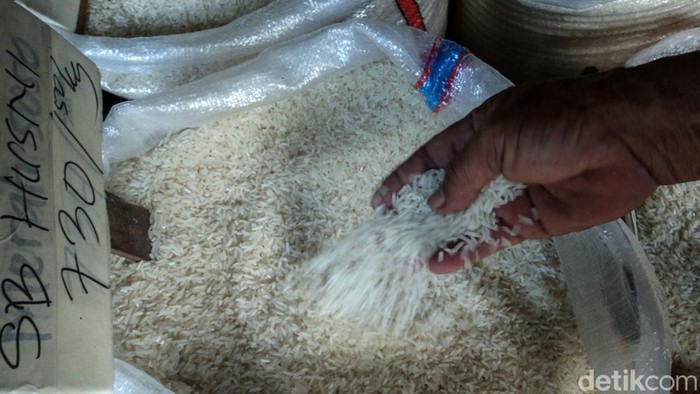 Harga beras mulai merangkak naik sejak November 2023. Kini harga beras medium dan premium telah melampaui harga eceran tertinggi yang ditetapkan pemerintah.