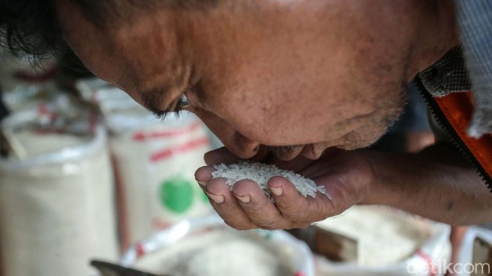 Harga Beras Naik, Pengecer Ambil Untung Tipis Harga beras mulai merangkak naik sejak November 2023. Kini harga beras medium dan premium telah melampaui harga eceran tertinggi yang ditetapkan pemerintah.