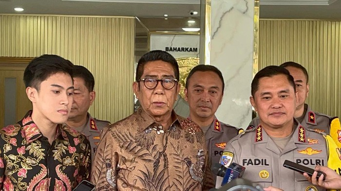 Henry Yoso (tengah) usai bertemu dengan Kabaharkam Polri (Rumondang-detikcom)