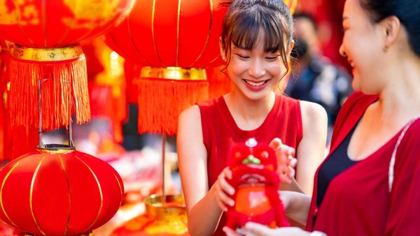 hari raya imlek identik dengan warna merah dan emas