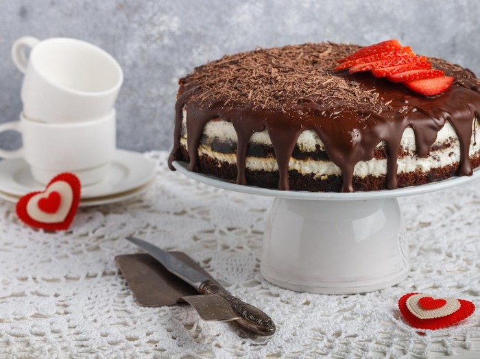 Belva Devara Makan Cake Cokelat Bareng Sang Istri