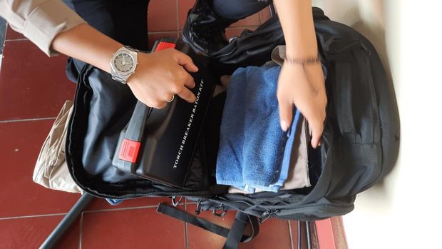 Isi di ransel polisi pengamanan pemilu di Tasikmalaya