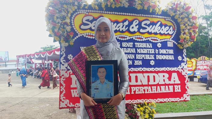 Istri Letkol (Anumerta) Yuda, Diah, saat menghadiri wisuda Unhan (Sholihin/detikcom)