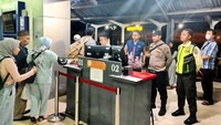 Berdasarkan data pada Senin (12/2) pagi, sebanyak 108.218 tiket kereta api jarak jauh telah terjual untuk keberangkatan Senin (12/2), jumlah ini meningkat 20% dibandingkan kondisi normal yang rata-rata sekitar sebanyak 90.000 penumpang. Angka penjualan tiket akan terus meningkat karena penjualan masih berlangsung. 