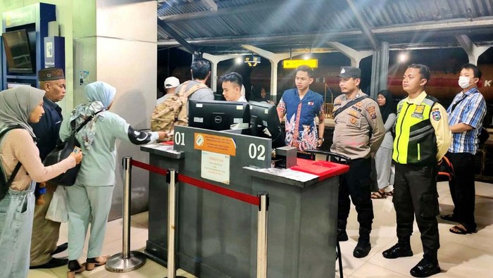 Warga mudik ke kampung halaman untuk melakukan pencoblosan Pemilu 2024. Kenaikan jumlah penumpang pun terjadi di kereta api.