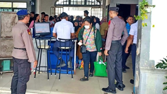 Warga mudik ke kampung halaman untuk melakukan pencoblosan Pemilu 2024. Kenaikan jumlah penumpang pun terjadi di kereta api.