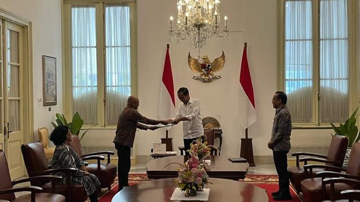 Jokowi terima undangan mencoblos dari KPPS (Eva/detikcom)