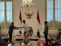 KPPS Temui Jokowi, Serahkan Undangan Pencoblosan di TPS 10 Gambir