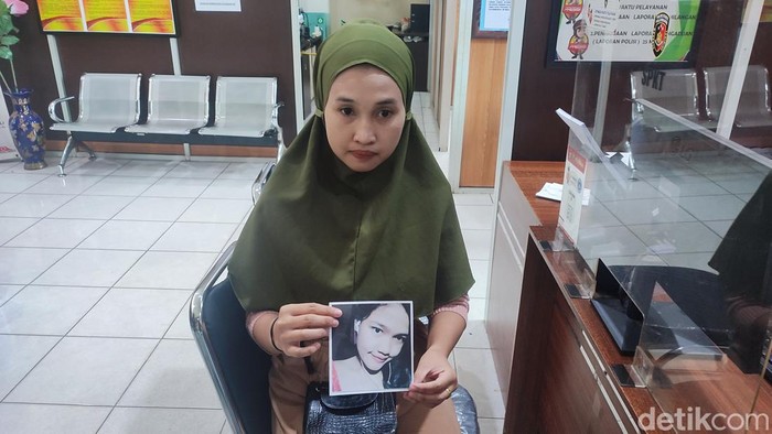 Kakak korban memperlihatkan foto adiknya Julia yang hilang usai pamit ke warung.
