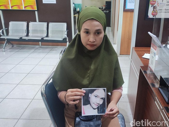 Kakak korban memperlihatkan foto adiknya Julia yang hilang usai pamit ke warung.