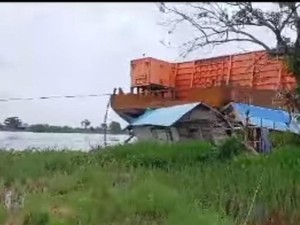Kapal Tongkang Tabrak 2 Rumah-3 Perahu di Pinggir Sungai Barito Kuala