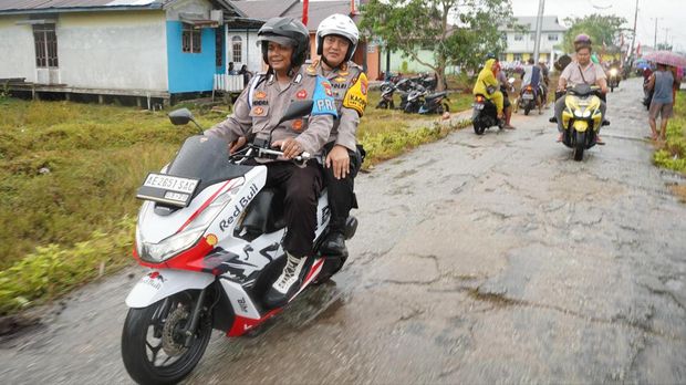 Kapolda Riau Irjen Mohammad Iqbal bersama Danrem 031/Wira Bima Brigjen TNI Dany Rakca dan Danlanud Roesmin Nurjadin Marsma TNI Feri Yunaldi. mengecek kesiapan pemilu di pulau terluar, Riau. (Dok Polda Riau)