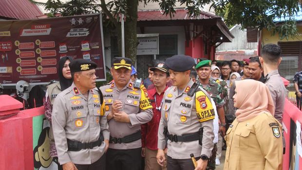 Kapolda Riau Irjen Mohammad Iqbal bersama Danrem 031/Wira Bima Brigjen TNI Dany Rakca dan Danlanud Roesmin Nurjadin Marsma TNI Feri Yunaldi. mengecek kesiapan pemilu di pulau terluar, Riau. (Dok Polda Riau)