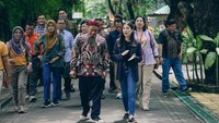 Wamen Angela berkunjung pada Minggu (11/2/2024) dan mengapresiasi atas keberlangsungan salah satu kebun binatang tua di Indonesia ini. Jadi saya turut bangga, dan mengapresiasi bagaimana manajemen dari KBS Ini bisa merawat kebun binatang ini sudah sangat-sangat baik,” kata Wamenparekraf Angela, pada keterangannya.