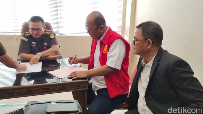 Kejari Palembang menerima berkas tahap II tersangka EK korupsi kasus dugaan gratifikasi oknum PNS Inspektorat Sumsel.
