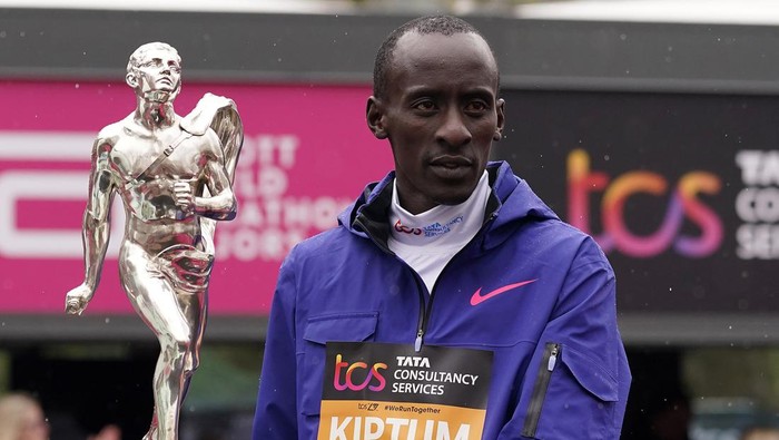 FILE - Mens race winner Kelvin Kiptum of Kenya holds a trophy together with womens race winner Sifan Hassan, unseen, of the Netherlands after the London Marathon in London on April 23, 2023. Kiptum was killed along with his coach in a car crash in Kenya late Sunday, Feb. 11, 2024. (AP Photo/Alberto Pezzali, File)