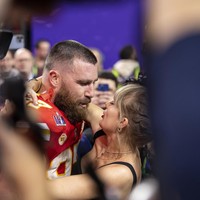 Sebelumnya Travis Kelce mengaku pernah membuatkan gelang persahabatan untuk Taylor Swift ketika menghadiri konsernya di Kansas. Saat itu, Travis mengaku kecewa dengan pelantun Style tersebut karena tidak bisa menemuinya tapi kini ia telah sukses mendapatkan hatinya hingga akhirnya akan menikah.Foto: Getty Images