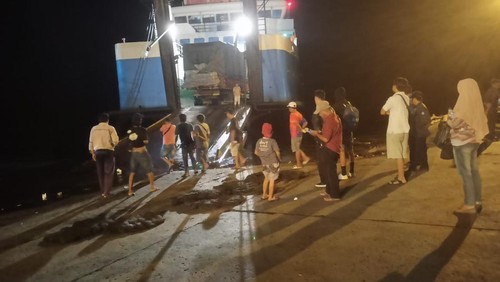 KMP Agung Samudra XVIII saat sandar di dermaga LCM Pelabuhan Gilimanuk setelah mengalami kandas di perairan Selat Bali, Minggu (11/2/2024).