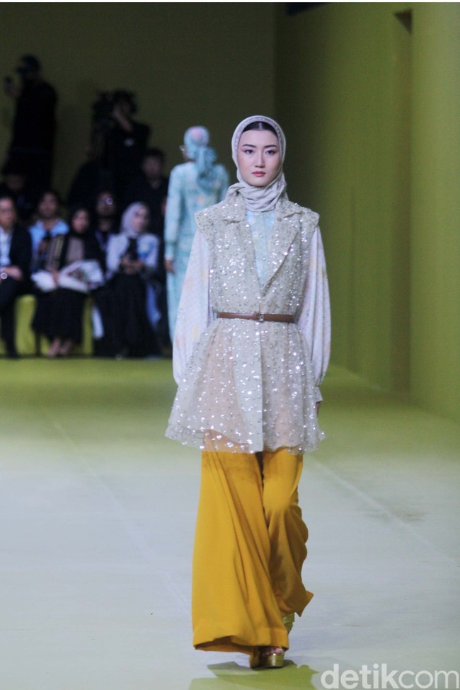 Inilah koleksi baju Lebaran 2024 dari brand Mandjha Hijab. Brand milik Ivan Gunawan itu menghadirkan deretan busana dengan motif masjid dan abjad Rusia yang khas.  Foto: Dok. Mohammad Abduh/detikcom.