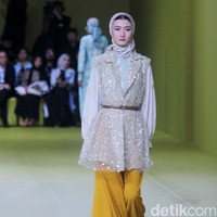 Inilah koleksi baju Lebaran 2024 dari brand Mandjha Hijab. Brand milik Ivan Gunawan itu menghadirkan deretan busana dengan motif masjid dan abjad Rusia yang khas.  Foto: Dok. Mohammad Abduh/detikcom.