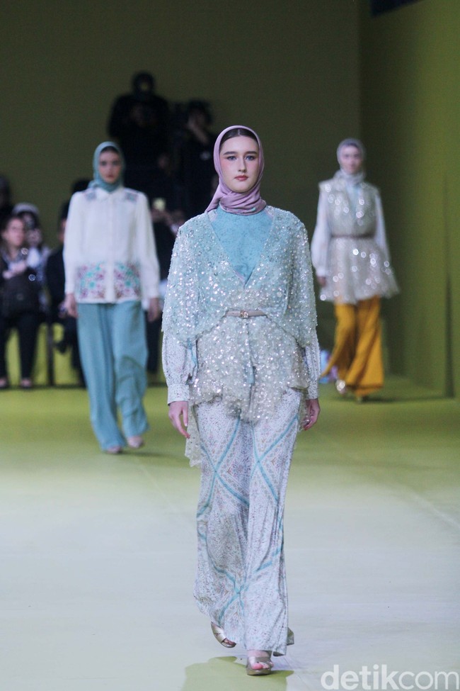 Inilah koleksi baju Lebaran 2024 dari brand Mandjha Hijab. Brand milik Ivan Gunawan itu menghadirkan deretan busana dengan motif masjid dan abjad Rusia yang khas. Foto: Dok. Mohammad Abduh/detikcom.