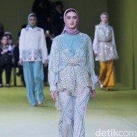 Inilah koleksi baju Lebaran 2024 dari brand Mandjha Hijab. Brand milik Ivan Gunawan itu menghadirkan deretan busana dengan motif masjid dan abjad Rusia yang khas. Foto: Dok. Mohammad Abduh/detikcom.