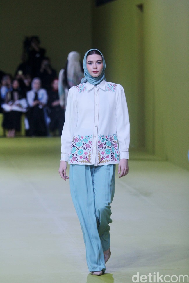 Inilah koleksi baju Lebaran 2024 dari brand Mandjha Hijab. Brand milik Ivan Gunawan itu menghadirkan deretan busana dengan motif masjid dan abjad Rusia yang khas. Foto: Dok. Mohammad Abduh/detikcom.