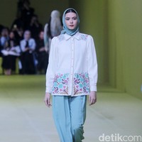Inilah koleksi baju Lebaran 2024 dari brand Mandjha Hijab. Brand milik Ivan Gunawan itu menghadirkan deretan busana dengan motif masjid dan abjad Rusia yang khas. Foto: Dok. Mohammad Abduh/detikcom.