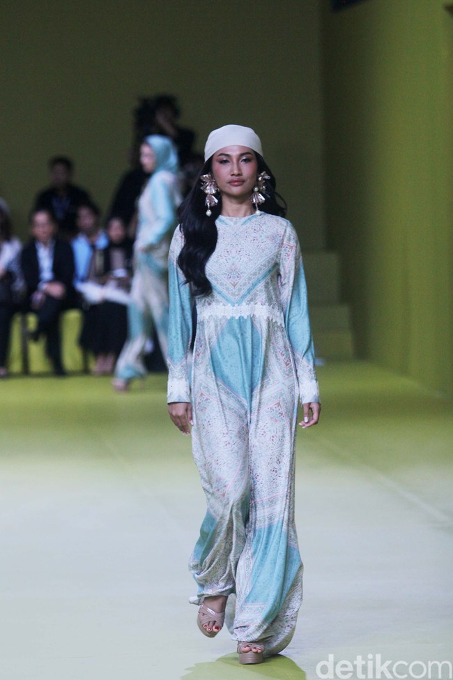 Inilah koleksi baju Lebaran 2024 dari brand Mandjha Hijab. Brand milik Ivan Gunawan itu menghadirkan deretan busana dengan motif masjid dan abjad Rusia yang khas. Foto: Dok. Mohammad Abduh/detikcom.