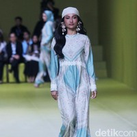Inilah koleksi baju Lebaran 2024 dari brand Mandjha Hijab. Brand milik Ivan Gunawan itu menghadirkan deretan busana dengan motif masjid dan abjad Rusia yang khas. Foto: Dok. Mohammad Abduh/detikcom.
