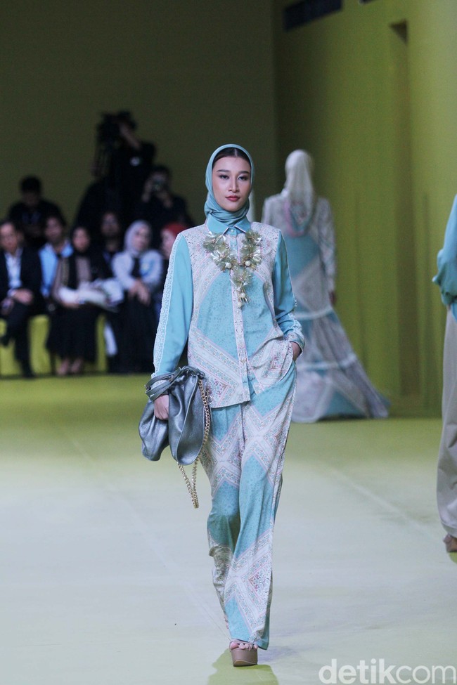 Inilah koleksi baju Lebaran 2024 dari brand Mandjha Hijab. Brand milik Ivan Gunawan itu menghadirkan deretan busana dengan motif masjid dan abjad Rusia yang khas.  Foto: Dok. Mohammad Abduh/detikcom.
