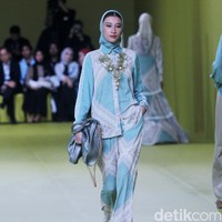 Inilah koleksi baju Lebaran 2024 dari brand Mandjha Hijab. Brand milik Ivan Gunawan itu menghadirkan deretan busana dengan motif masjid dan abjad Rusia yang khas.  Foto: Dok. Mohammad Abduh/detikcom.