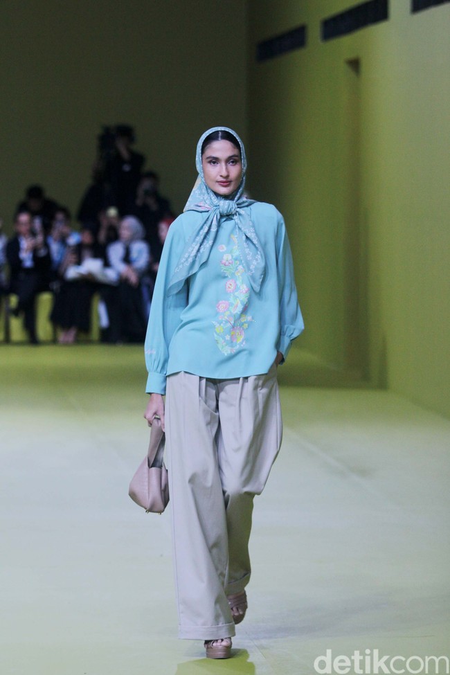 Inilah koleksi baju Lebaran 2024 dari brand Mandjha Hijab. Brand milik Ivan Gunawan itu menghadirkan deretan busana dengan motif masjid dan abjad Rusia yang khas. Foto: Dok. Mohammad Abduh/detikcom.