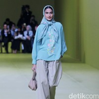Inilah koleksi baju Lebaran 2024 dari brand Mandjha Hijab. Brand milik Ivan Gunawan itu menghadirkan deretan busana dengan motif masjid dan abjad Rusia yang khas. Foto: Dok. Mohammad Abduh/detikcom.